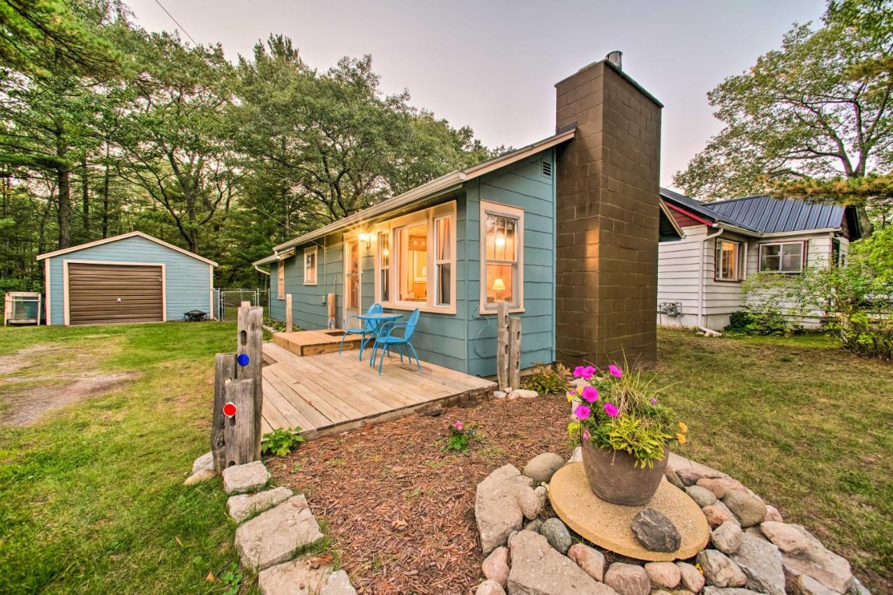 East Tawas Cabin With Deck, Backyard And Fire Pit! Exterior photo