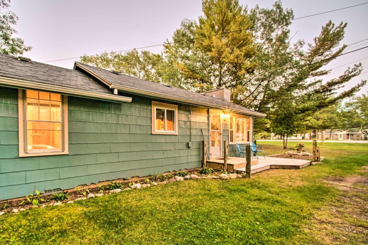 East Tawas Cabin With Deck, Backyard And Fire Pit! Exterior photo